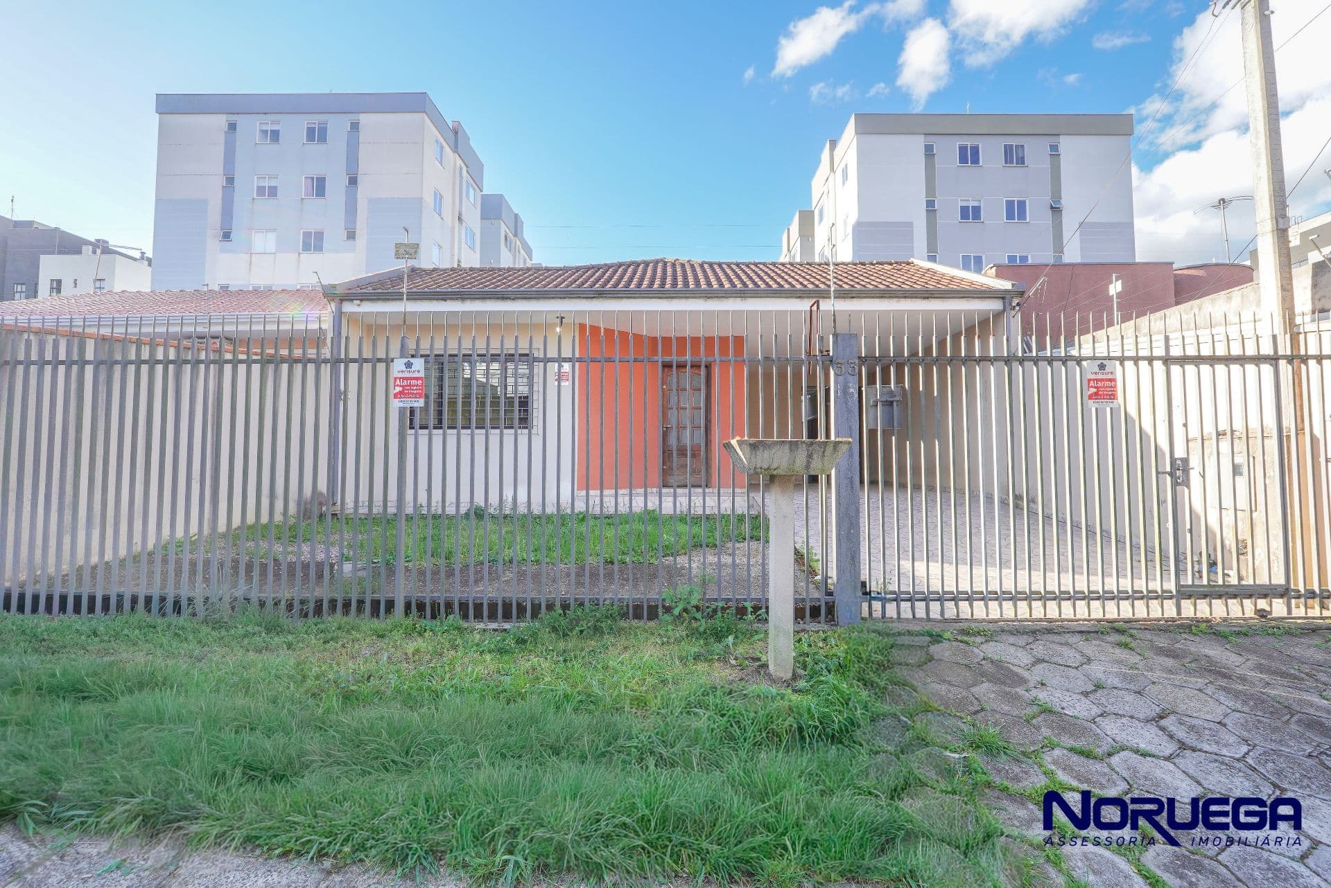 Imagem principal Casa para alugar com 03 quartos no Bairro Campo Comprido
