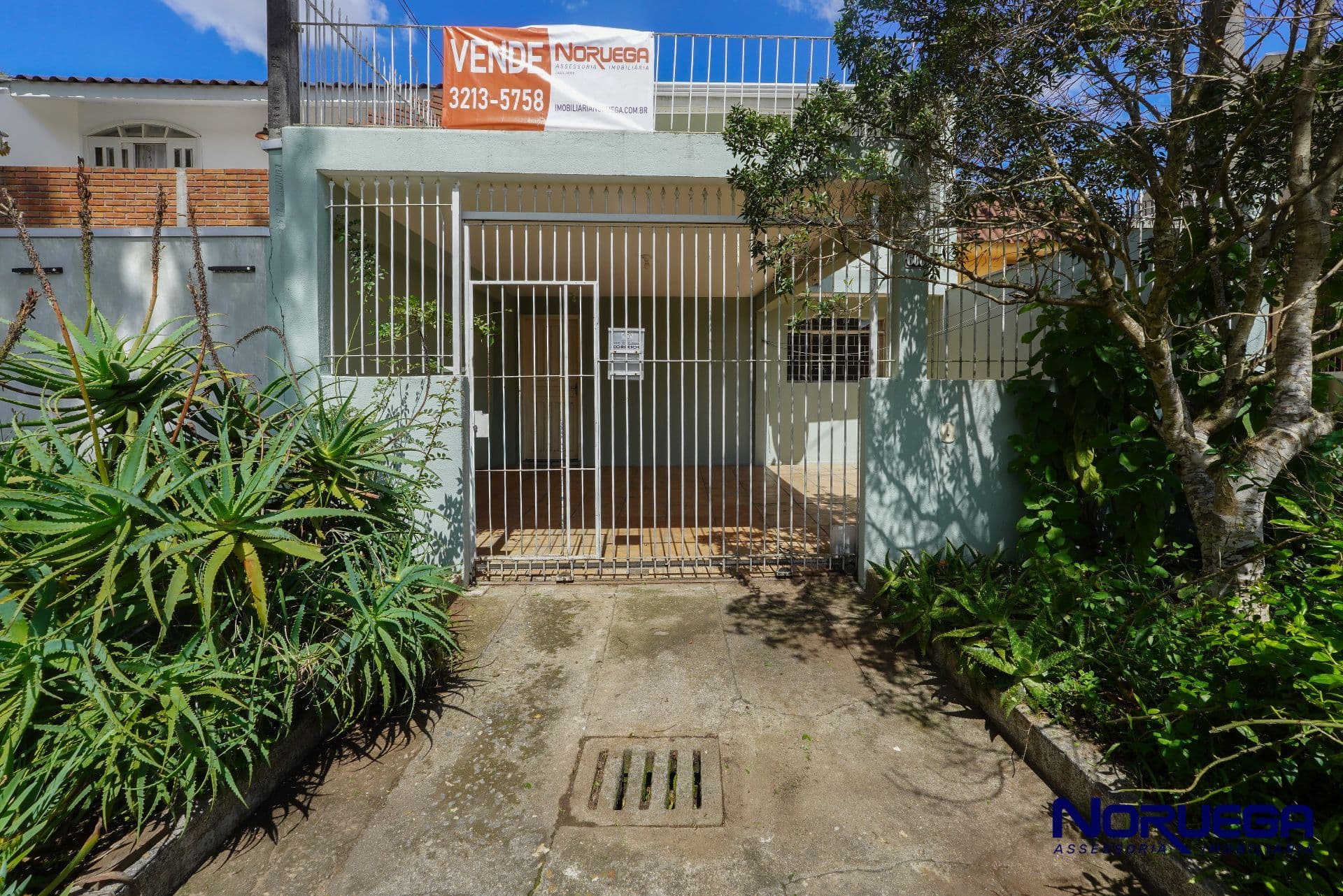 Imagem principal Sobrado com 3 quartos à Venda no Bairro Cajuru em Curitiba.