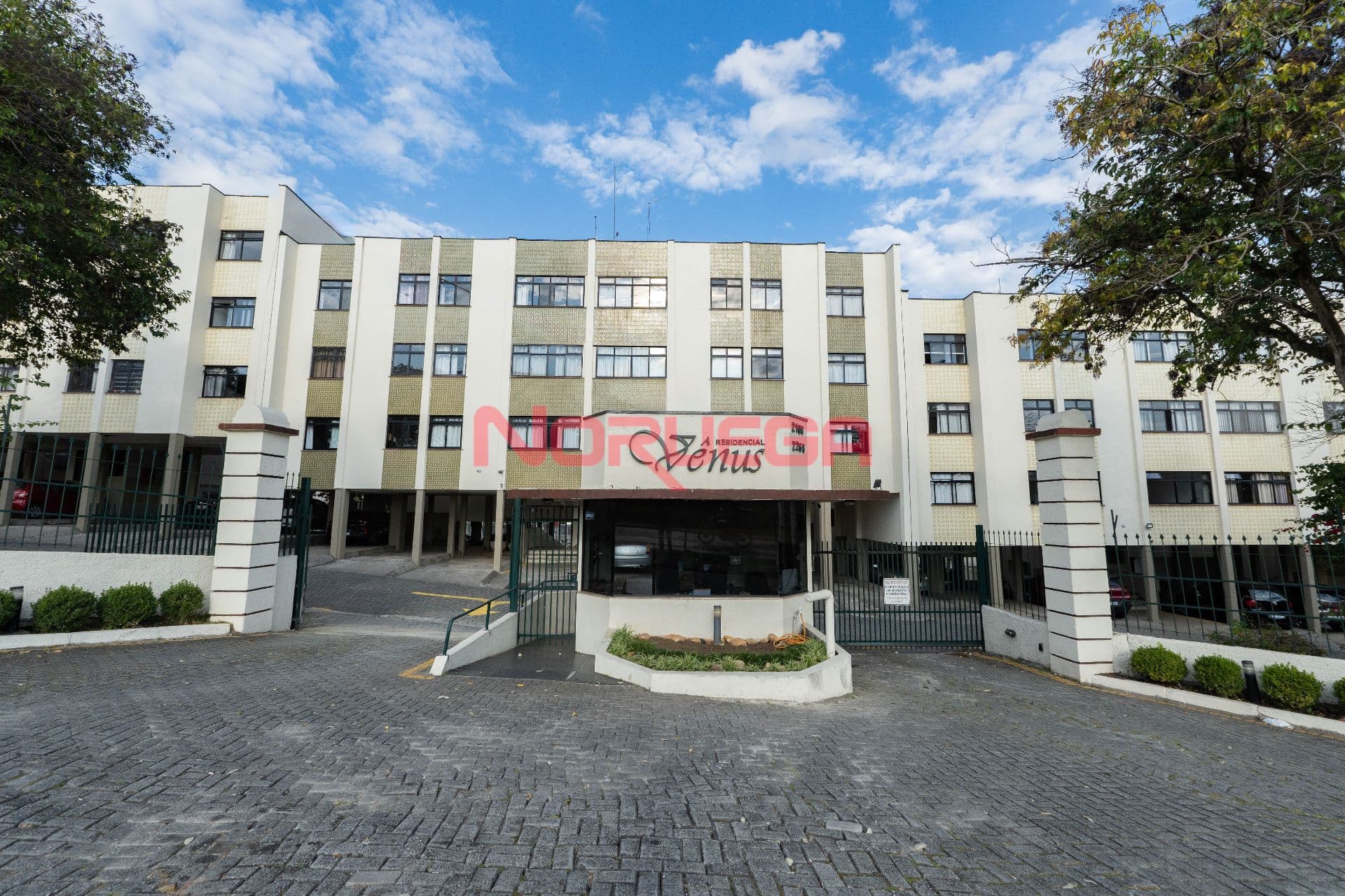 Apartamento com três quartos no Bairro Bacacheri