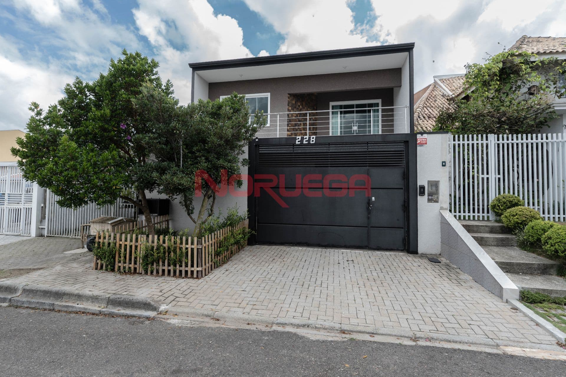Casa à venda no bairro Ganchinho em Curitiba com 3 quartos, 2 salas, suíte, cozinha e 2 vagas de garagem