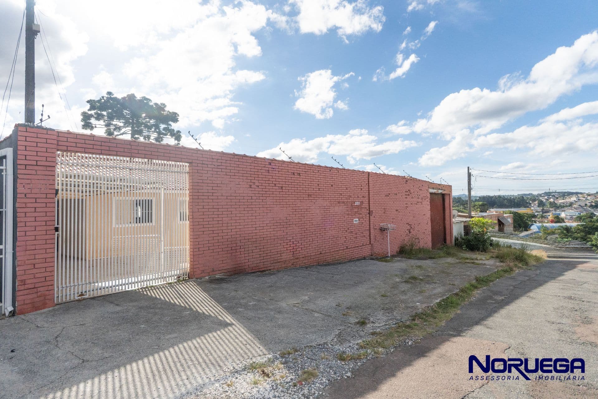 Terreno com casa em Alvenaria a Venda no Santa Cândida - Curitiba.