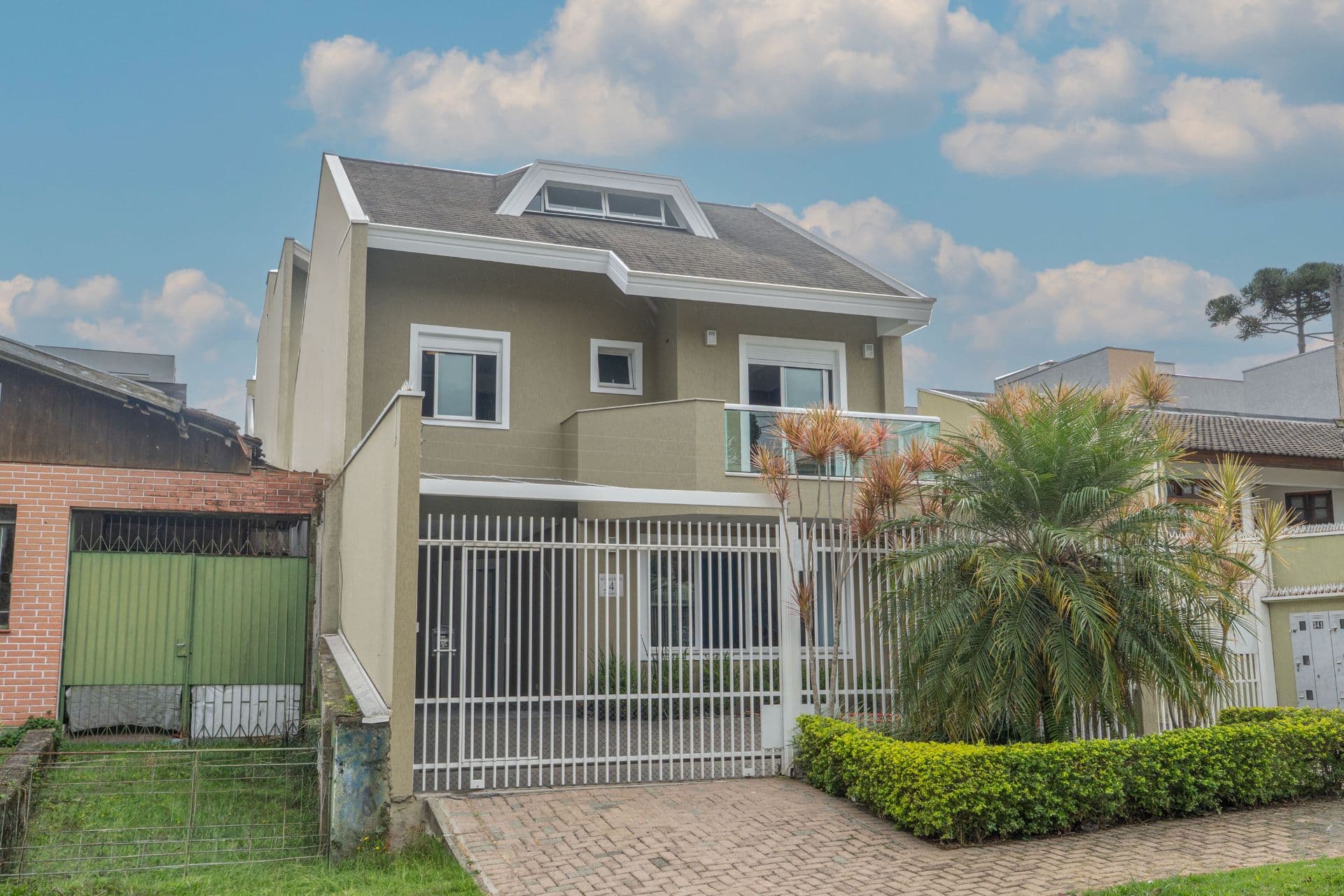 Imagem principal Sobrado com 3 quartos à Venda no bairro São Lourenço em Curitiba