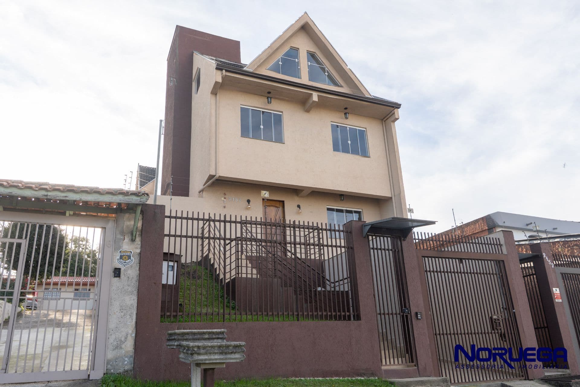 Sobrado Triplex para locação no Bairro Guaira