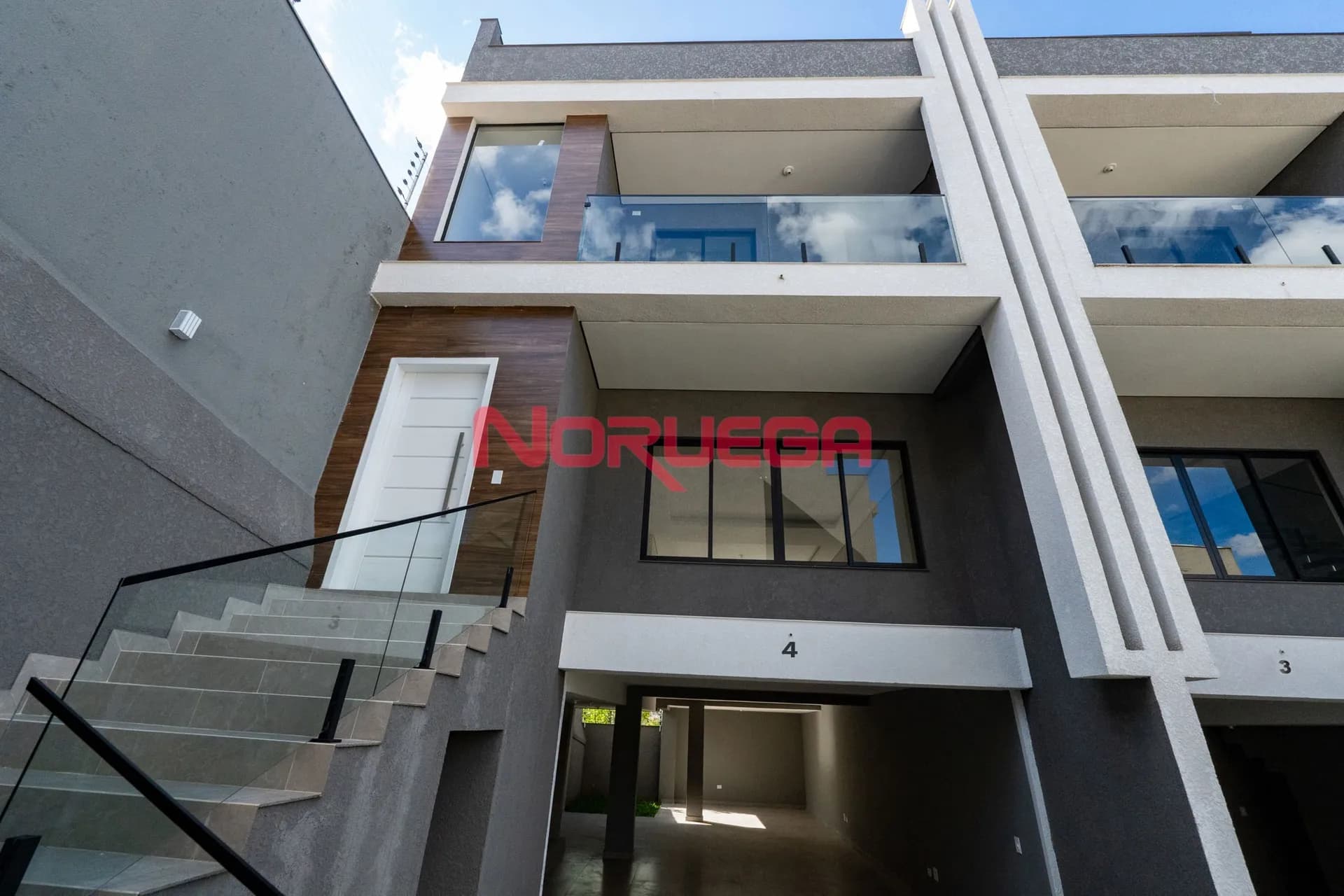 Imagem principal Sobrado á venda no bairro tíngui em curiitba com 4 dormitarios, suíte, banheiro e garagem