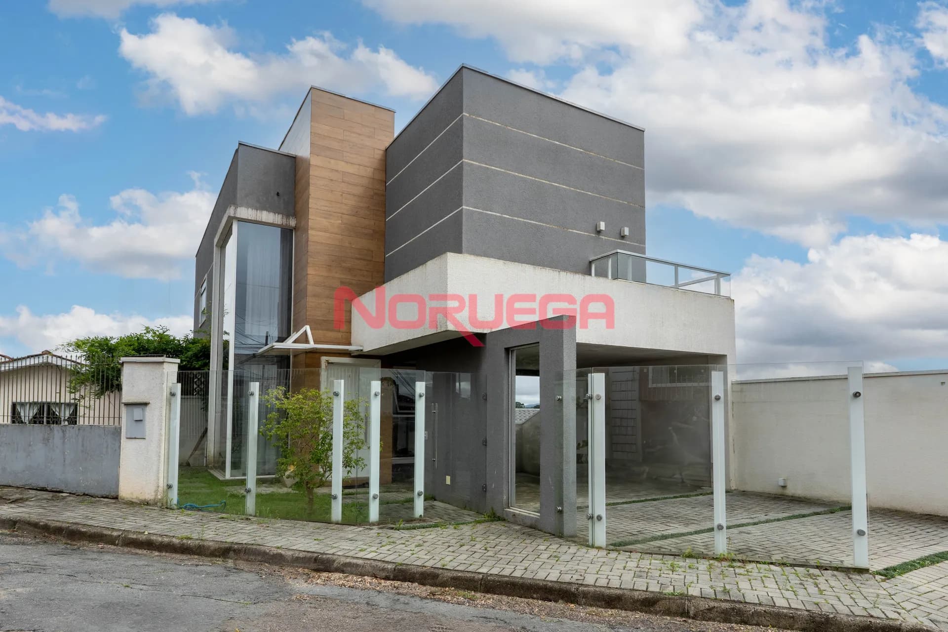 Imagem principal Sobrado á venda no bairro pilarzinho em Curitiba com  3 quartos, 1 suíte, 1 sala, 3 banheiros, 2 vagas de garagem, 230m²