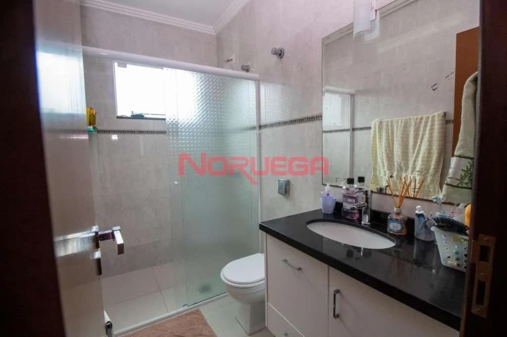 Imagem principal  Casa à Venda em Curitiba no Bairro Santo Inácio com 3 Quartos, 2 Suítes, 3 Salas, 4 Banheiros, 6 Vagas, 350m²