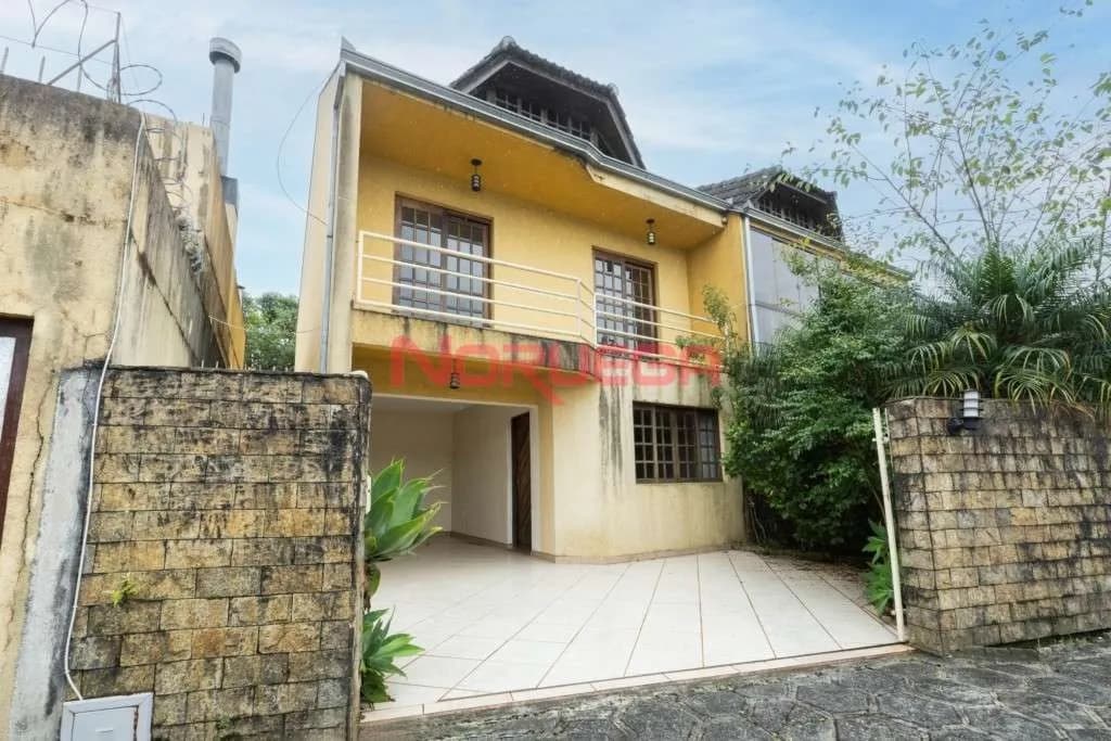 Imagem principal Imperdível oportunidade de casa para venda ou locação em Curitiba-PR, Vista Alegre: 4 quartos, 1 suíte, 3 salas, 4 banheiros, 3 vagas, 166,71 m².