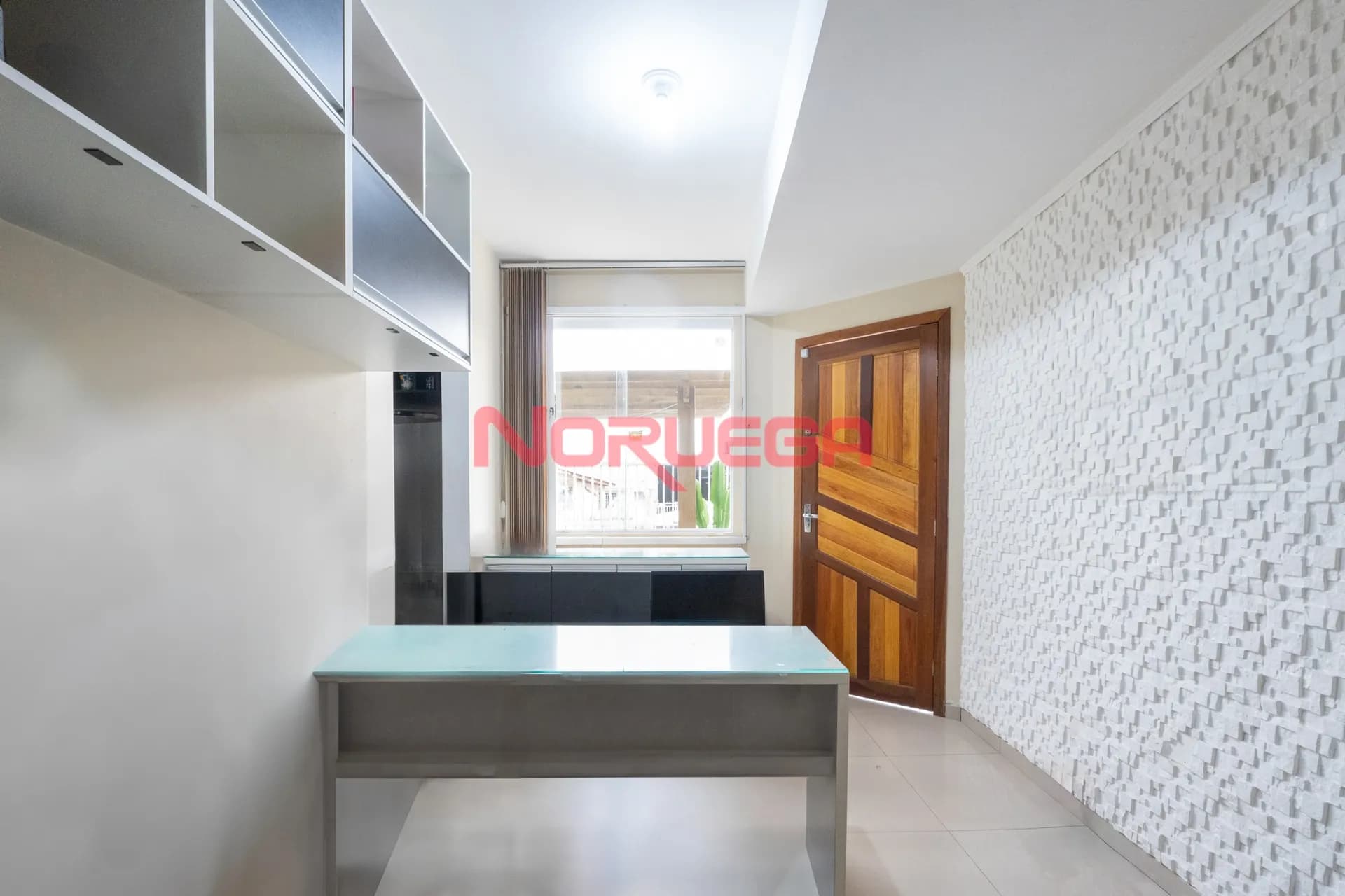 Imagem principal Sobrado á venda no bairro sitío cercado em Curitiba com 2 dormitórios, suíte, 2 vagas de garagem e banheiro