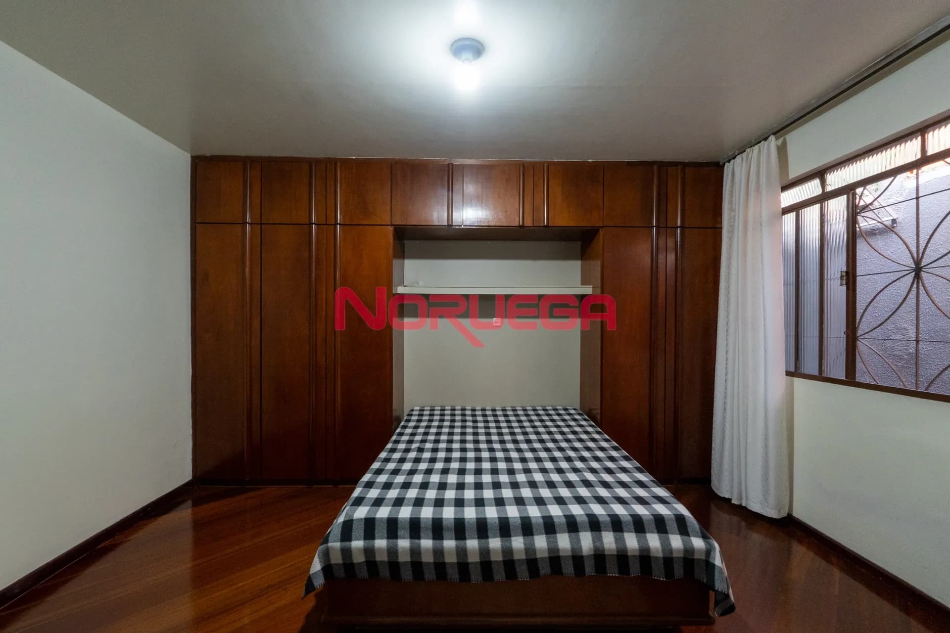 Imagem principal Casa á venda no bairro xaxim em Curitiba com 3 dormitórios, 1 suíte, 1 sala e 6 vagas de garagem