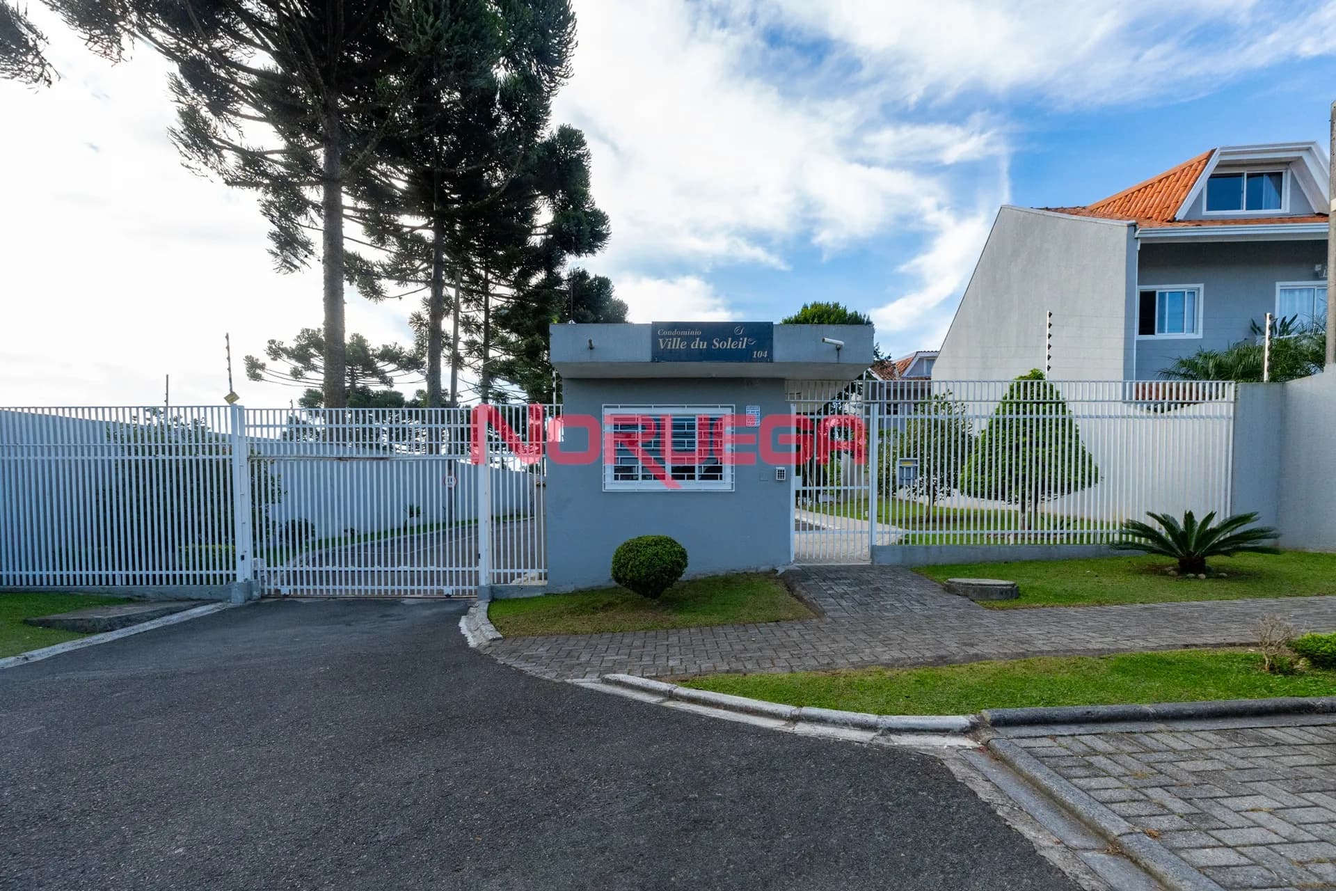 Imagem principal Sobrado á venda em curitiba no bairro cachoeira com  2 quartos, 1 suíte, 1 sala, 3 banheiros, 2 vagas, 90,30 m².