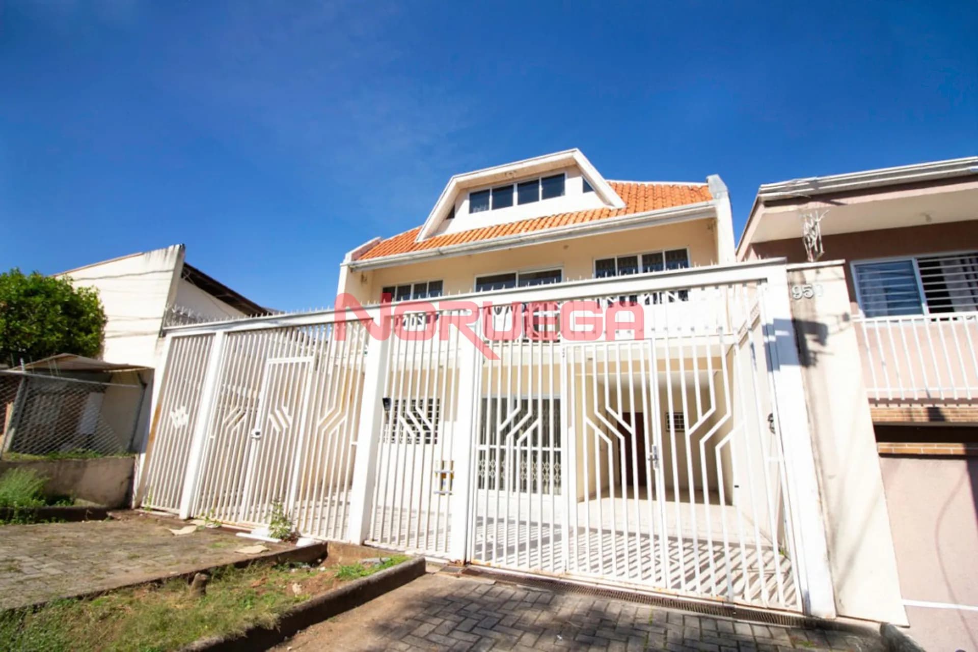 Imagem principal Sobrado á venda no bairro capão raso em Curitiba com  2 salas, 3 banheiros, 3 dormitórios, 2 vagas e 300m²