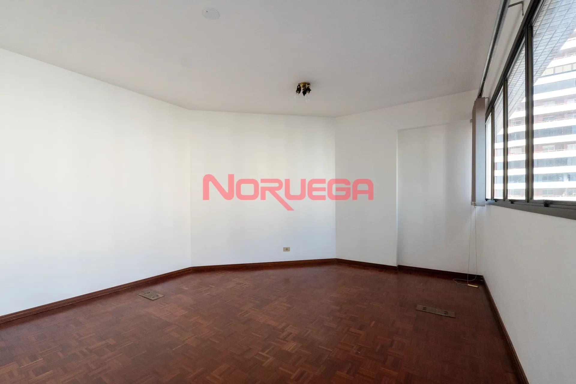 Imagem principal Sala comercial á venda no bairro batel em Curitiba com sala e banheiro