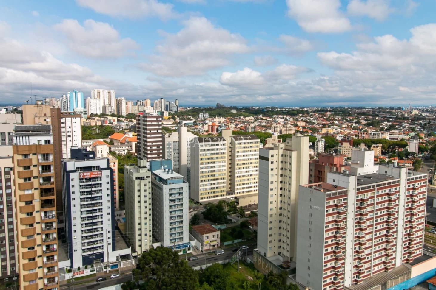 Por que apartamentos parecidos no Cristo Rei podem ter valores tão diferentes?