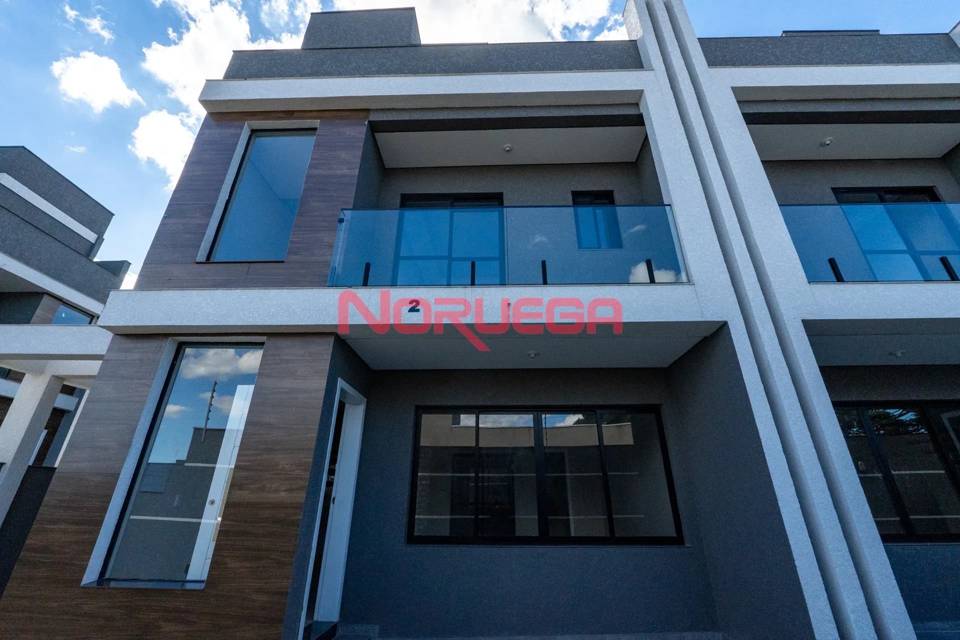 Imagem principal Sobrado á venda no bairro tinguí em Curitiba com 3 dormitórios, 1 suíte e 2 banheiros