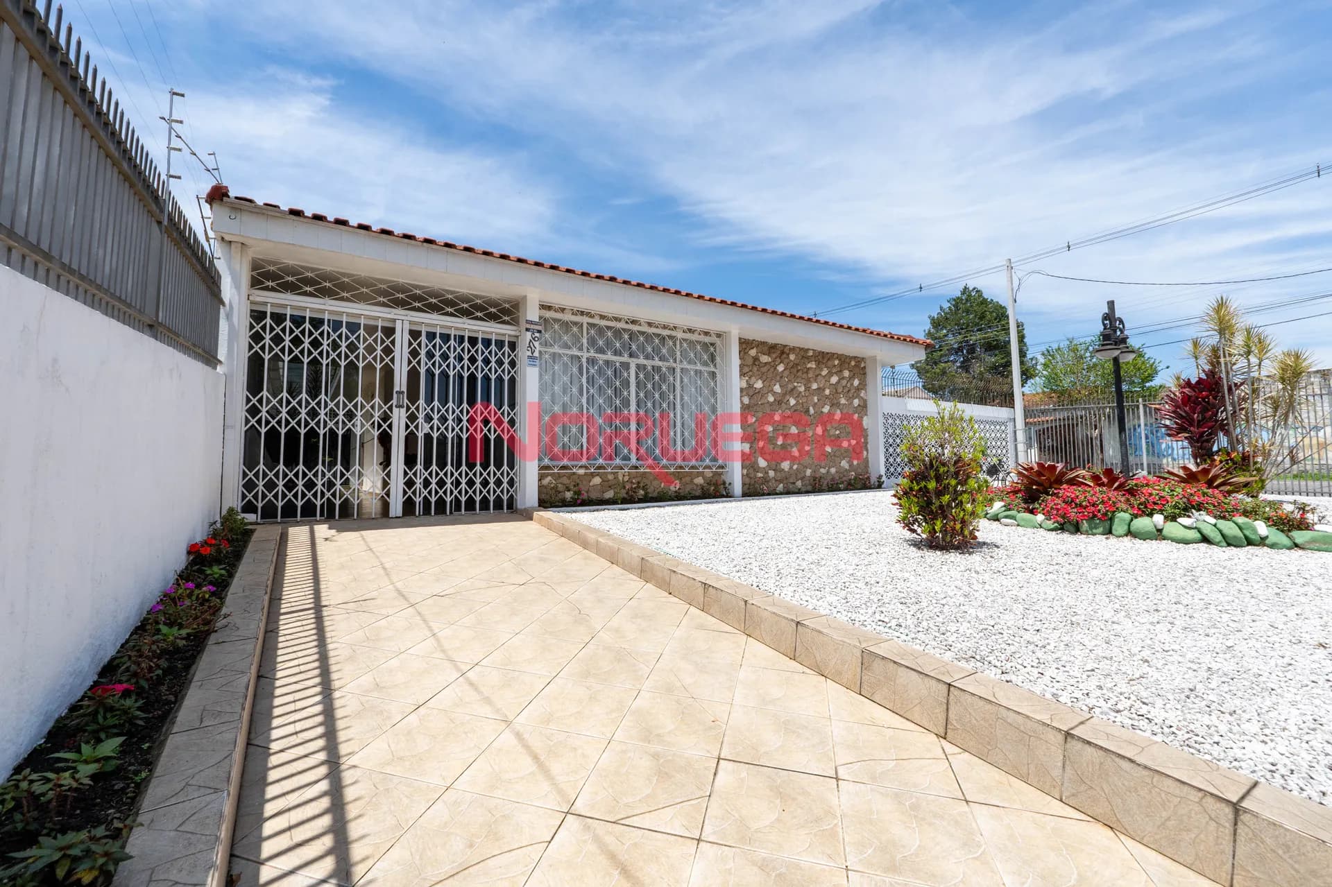 Imagem principal Casa com 3 Quartos, 1 Suíte, 3 Banheiros, 2 Vagas de Garagem e 200m² em Curitiba no bairro cajuru.