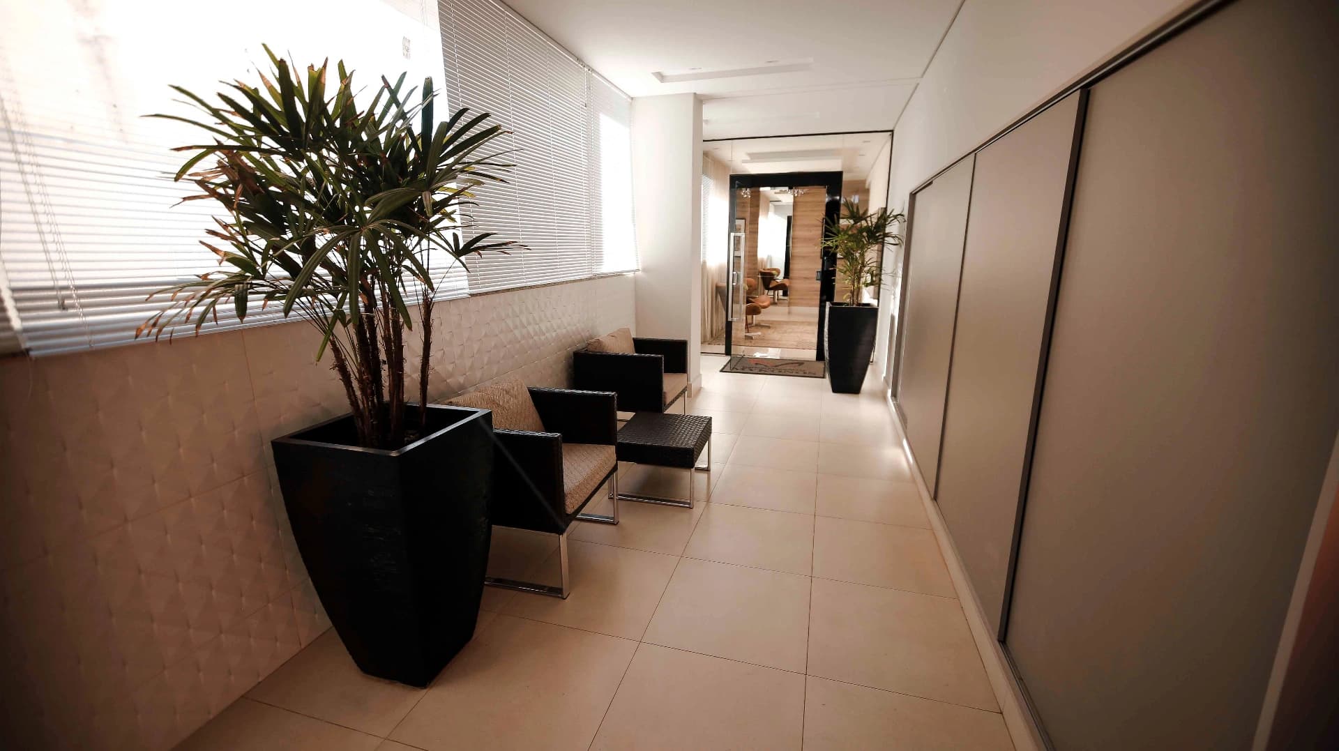 Como aproveitar a luz natural na decoração de um apartamento amplo