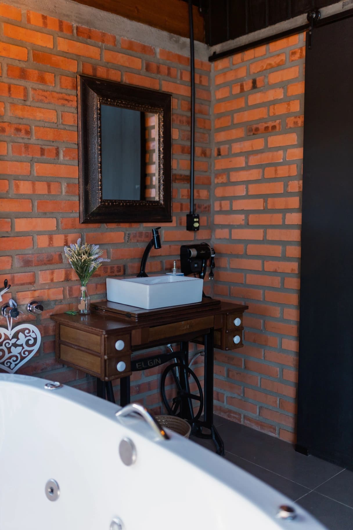 Sobrado à Venda no Pinheirinho, Curitiba: 3 Quartos com Suíte