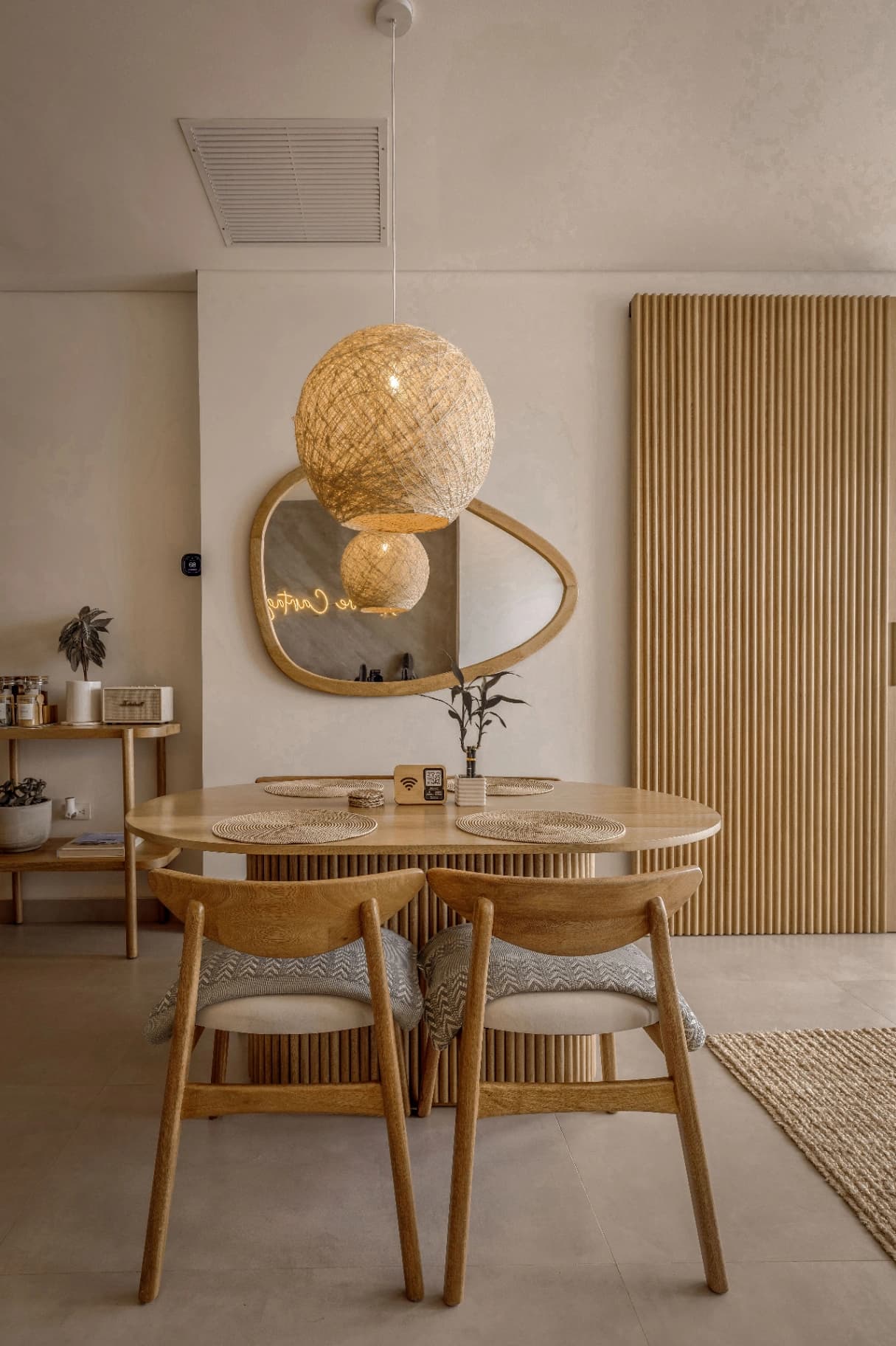 Apartamento para Alugar em Alto Tarumã, Pinhais: 2 Quartos com Sacada