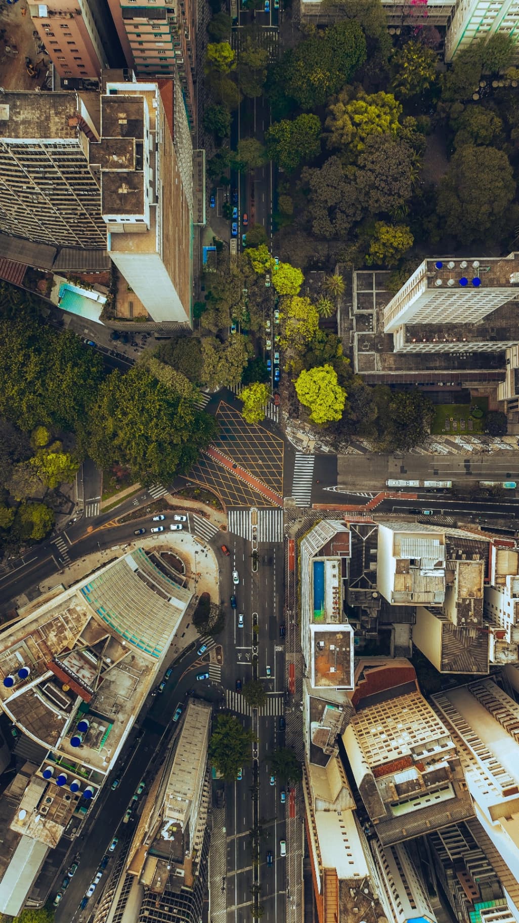 Apartamento com mais de 40 áreas de lazer no Novo Mundo: o condomínio pode valer tanto quanto a unidade?