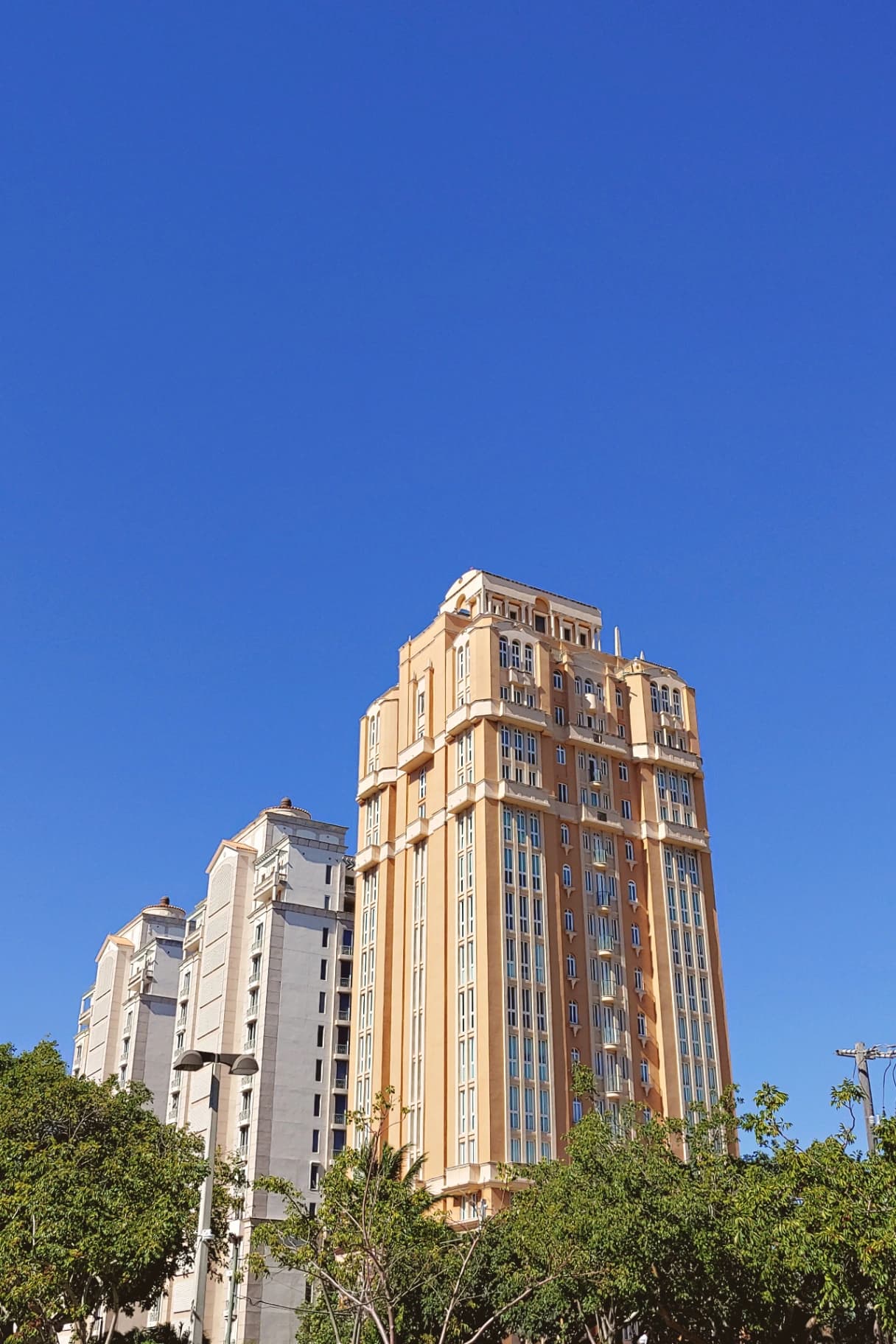 Apartamento na Cidade Industrial perto do Ecoville: a proximidade das universidades pesa no valor?