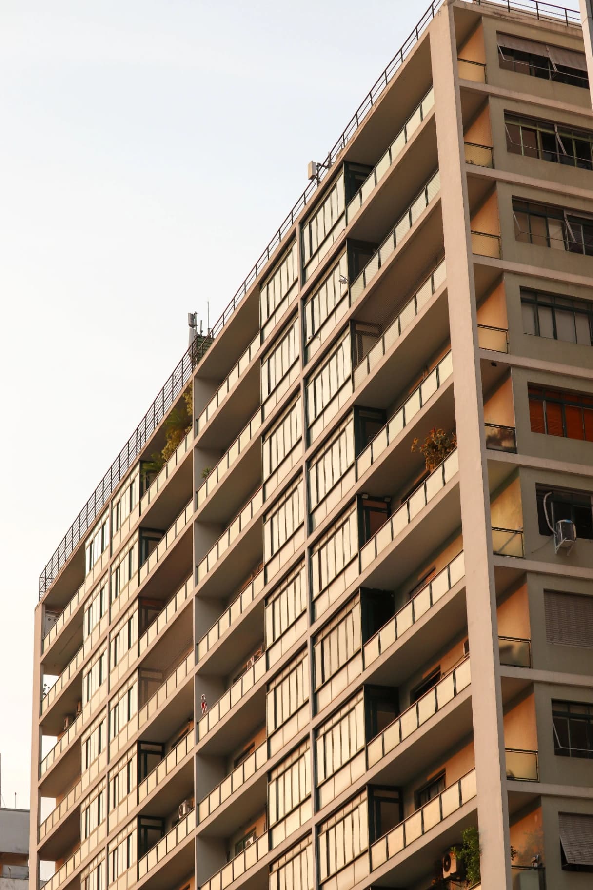 Apartamento de 116m² nas Mercês: a metragem generosa compensa a ausência de vaga de garagem?