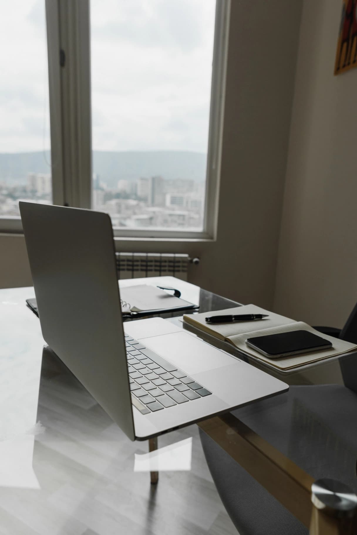Comprar imóvel comercial ou investir no negócio?
