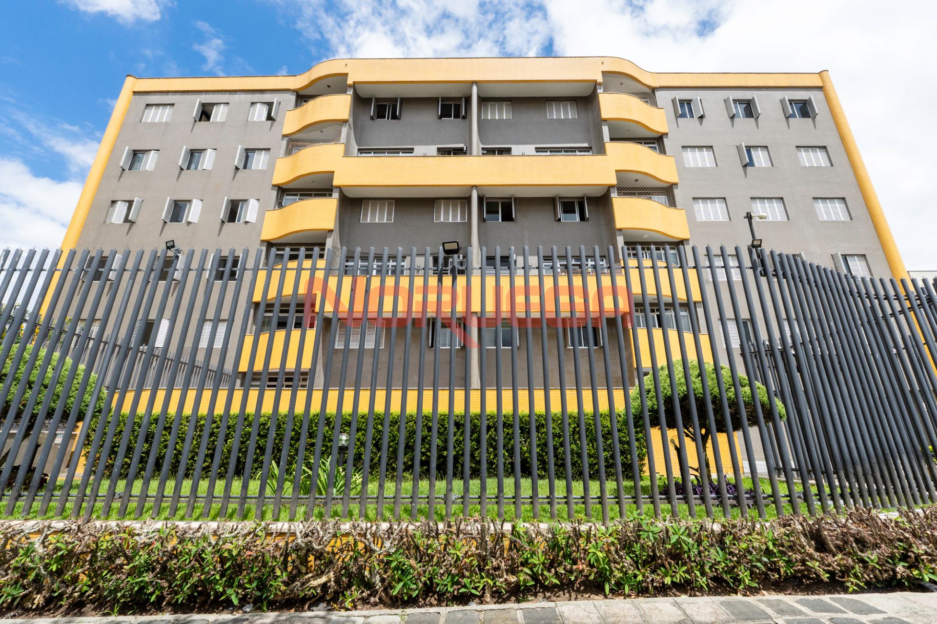 Apartamento com 2 quartos, banheiro e vaga de garagem para alugar no bairro mercês em Curitiba