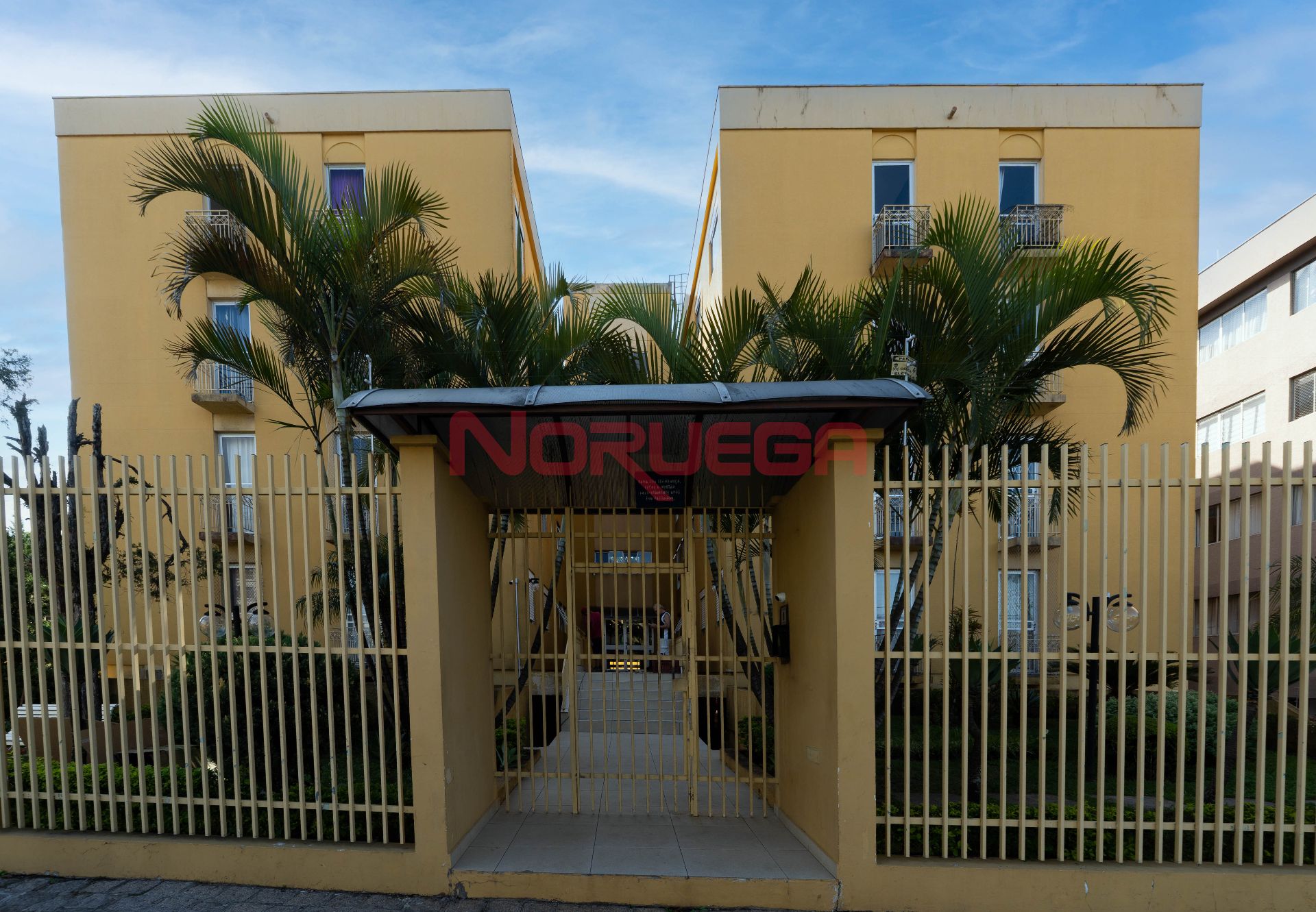 Apartamento com 2 quartos, banheiro e vaga de garagem para alugar no bairro água verde em Curitiba