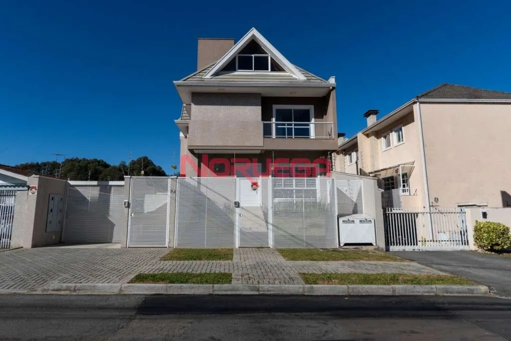 Sobrado  à venda em Curitiba no bairro Santa Felicidade com  3 quartos, 1 suíte, 2 salas, 2 vagas de garagem, 218,84 m².