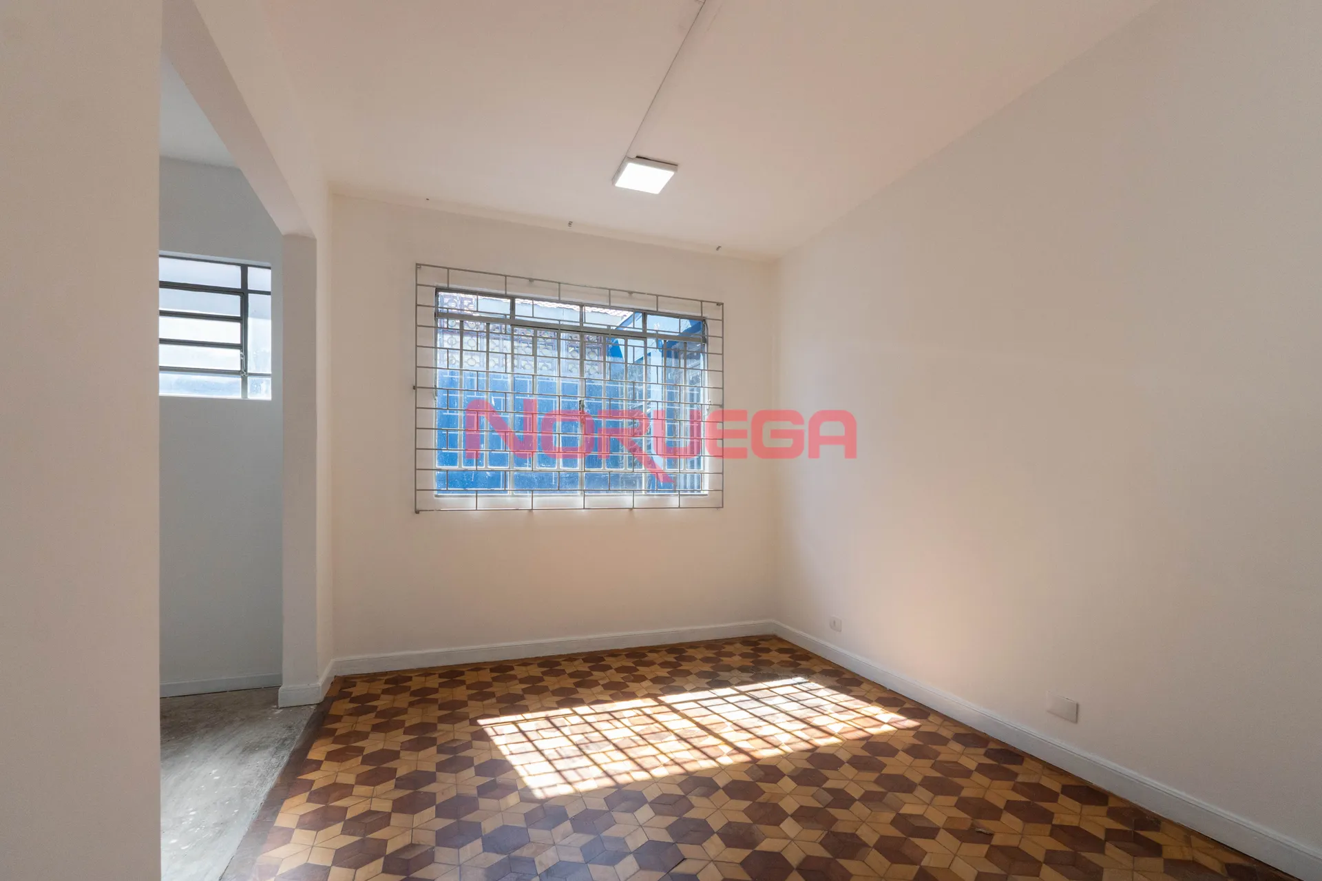 Excelente oportunidade de locação: Casa comercial com 5 salas, 3 banheiros, 1 vaga de garagem e 200m² em Bacacheri, Curitiba-PR!