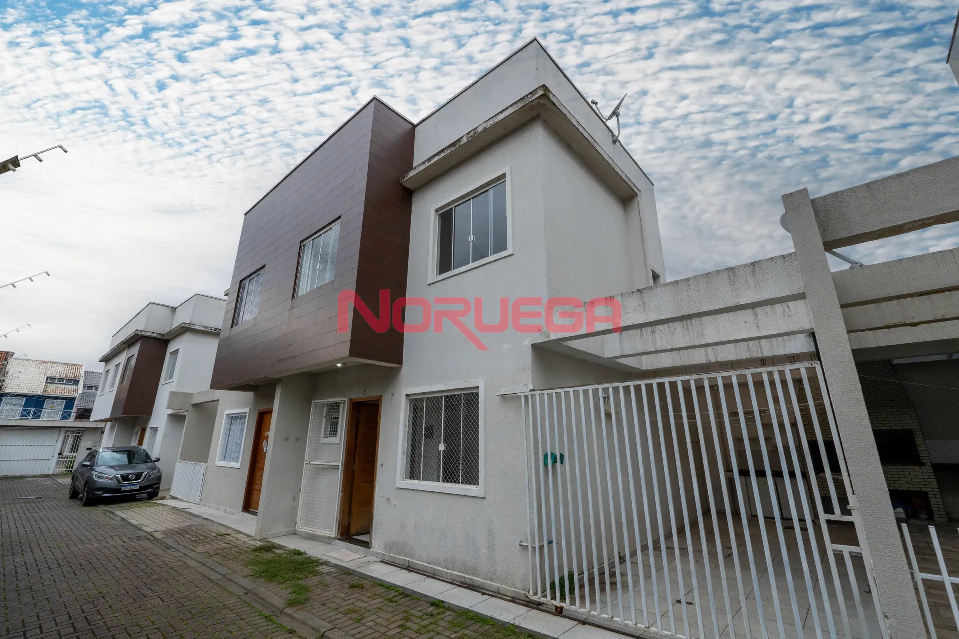 Imperdível! Casa à venda em Curitiba-PR no Lindóia - 3 quartos, 1 suíte, 2 vagas de garagem - 85,50m² de área.