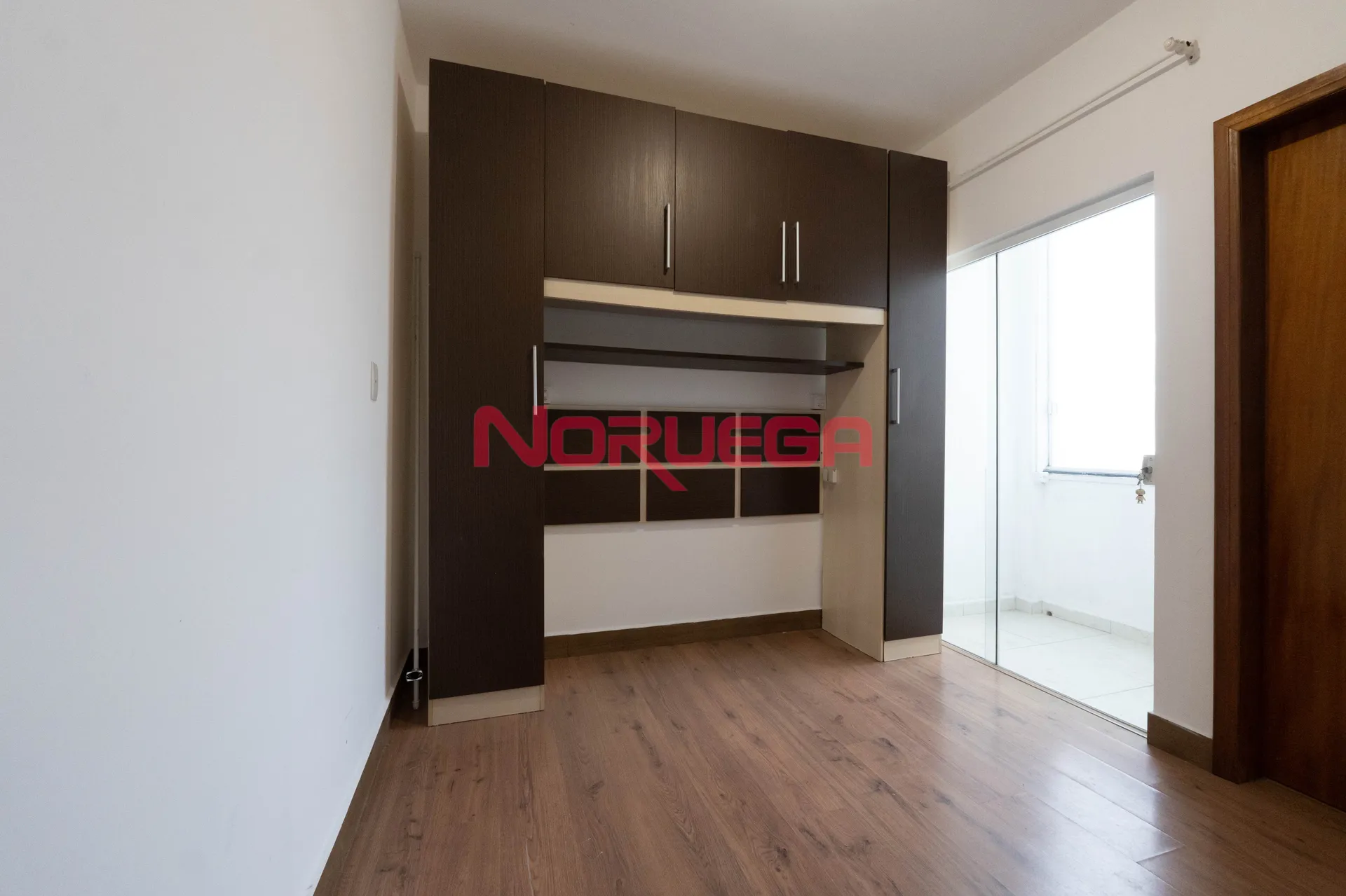 Casa à venda em Curitiba no bairro  Lindóia com  3 quartos, 1 suíte, 1 sala, 1 banheiro, 2 vagas de garagem, 102m².