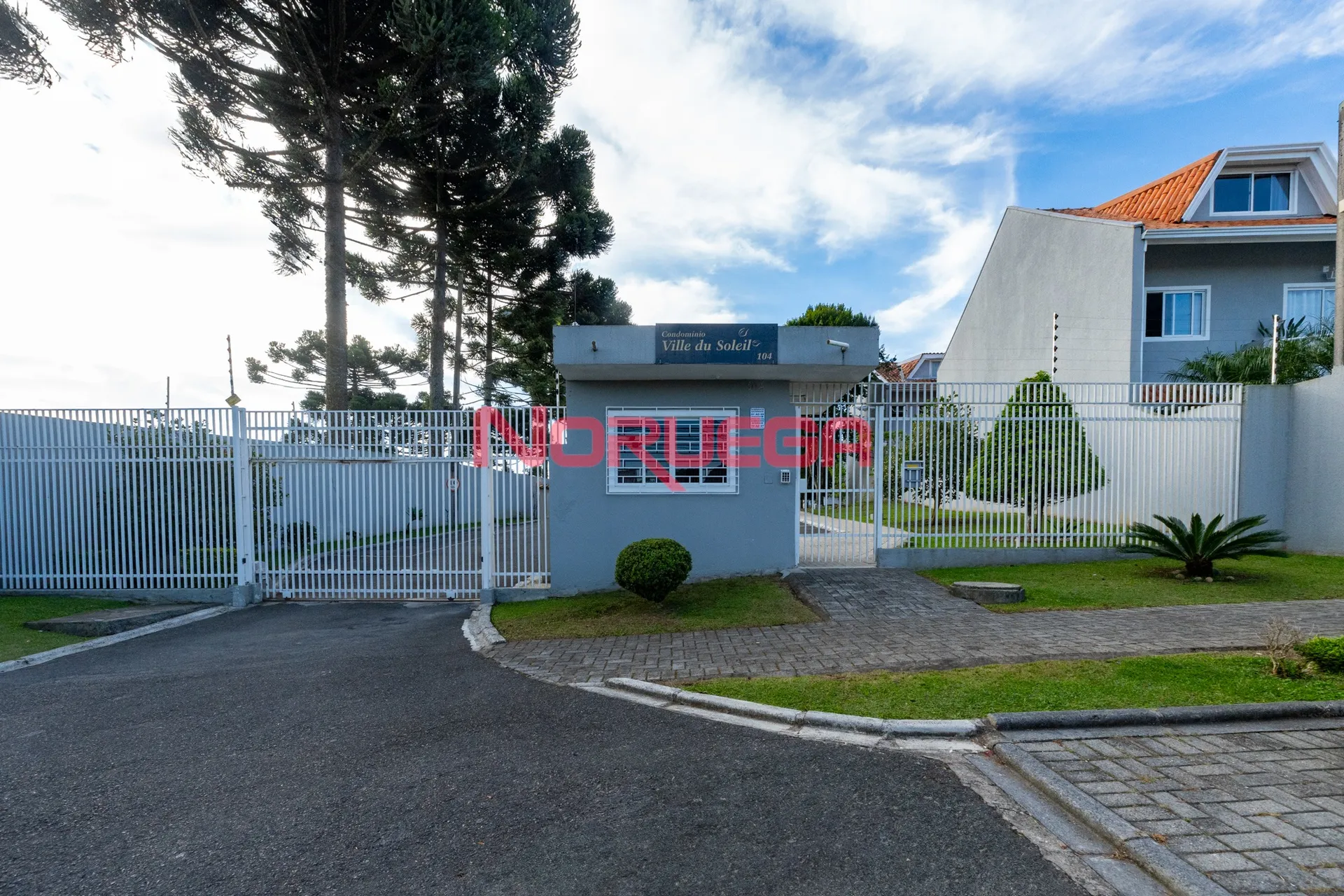 Sobrado com 3 quartos à Venda no Bairro Cachoeira Curitiba.