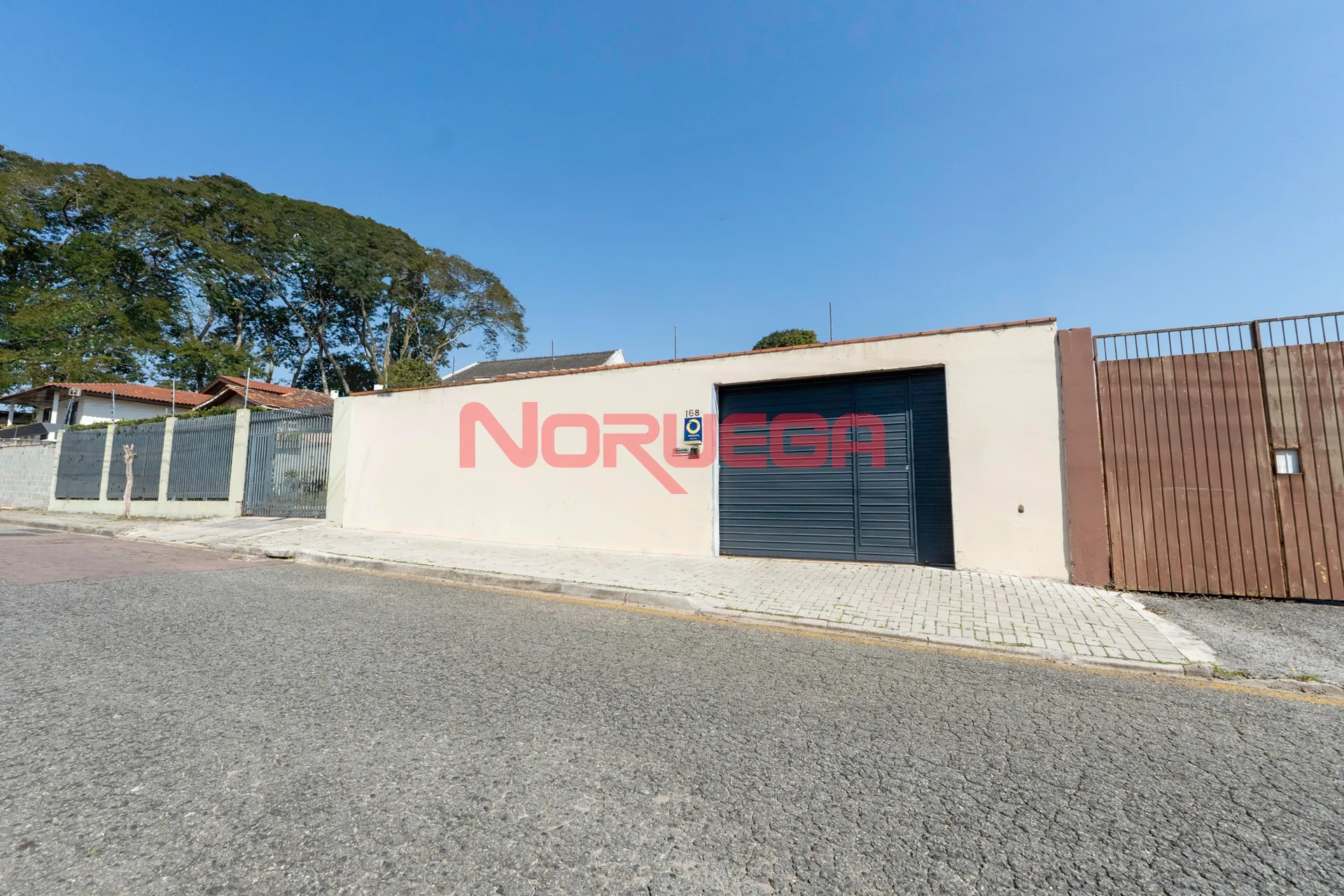 Casa à venda no bairro Água Verde em Curitiba com 4 dormitórios ,  2 salas, 1 suíte 3 banheiros e 2 vagas de garagem