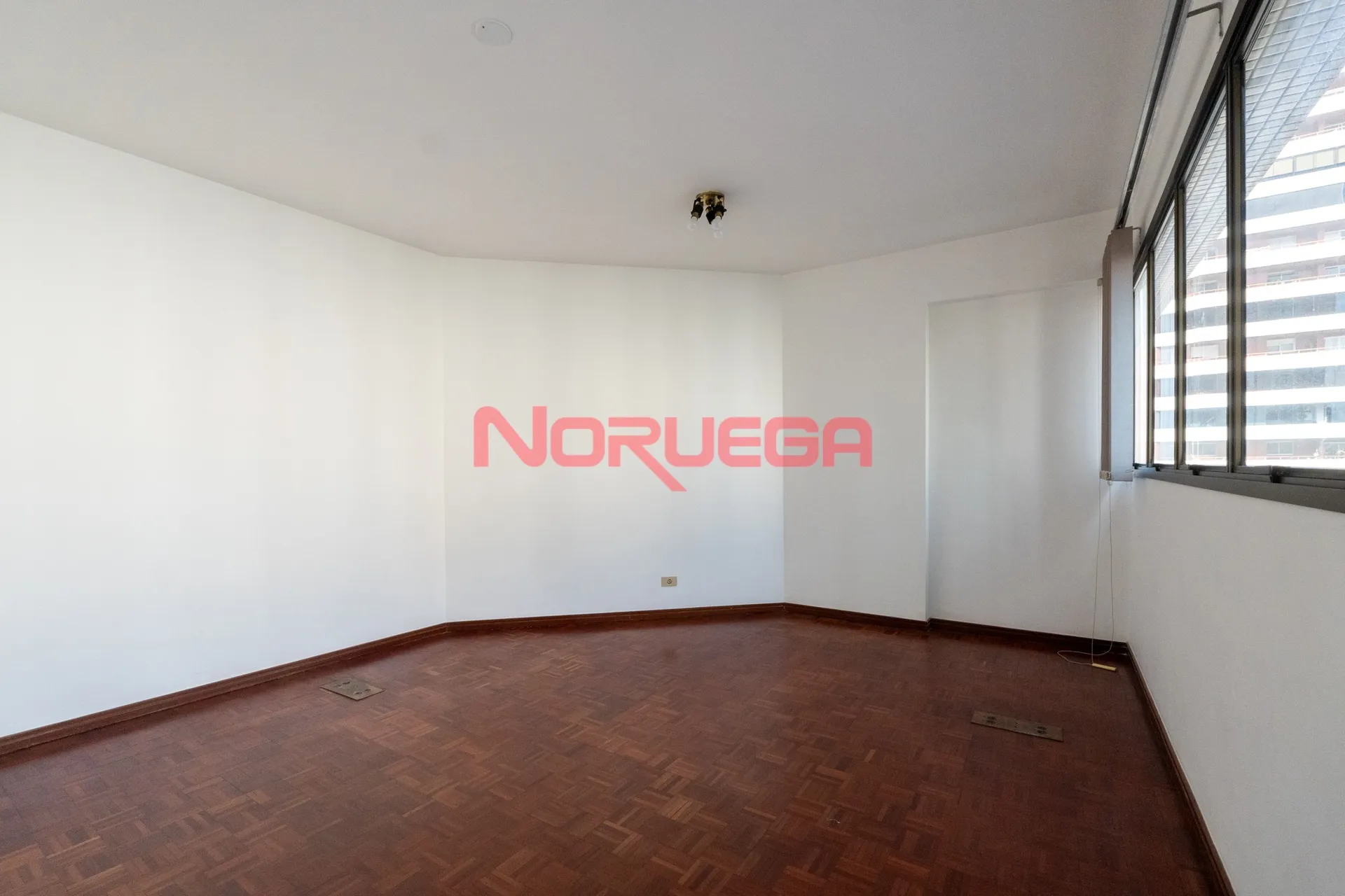 Sala comercial à venda no bairro batel em Curitiba com sala e banheiro