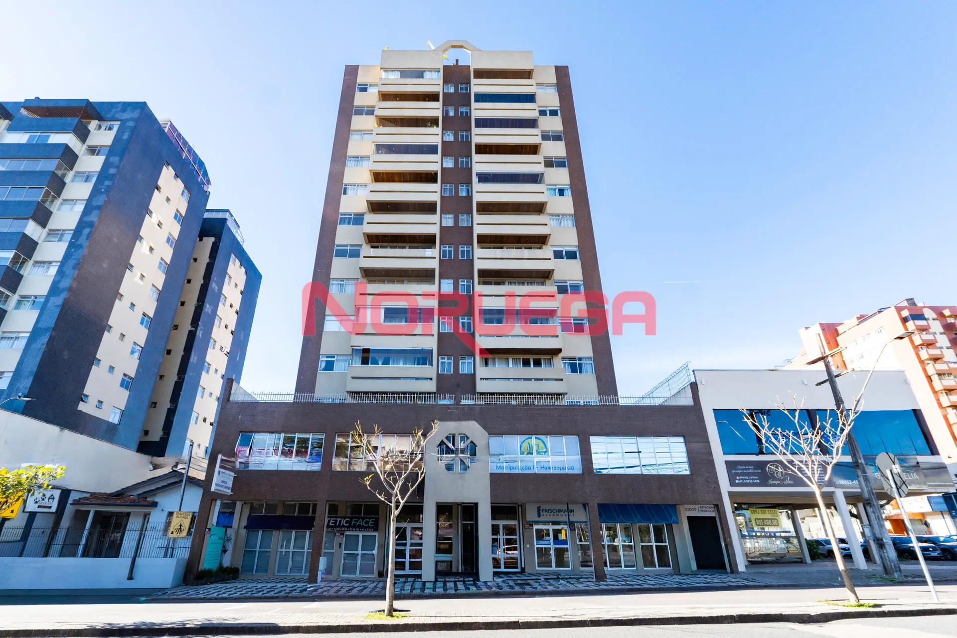 Sala comercial à venda no bairro bacacheri em Curitiba com copa e banheiro