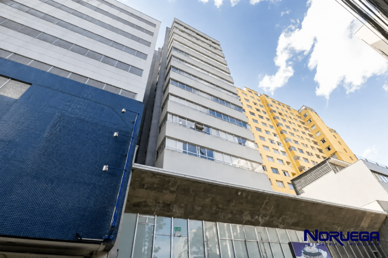 Sala comercial à venda no Centro de Curitiba com 2 banheiros e 64m²  
