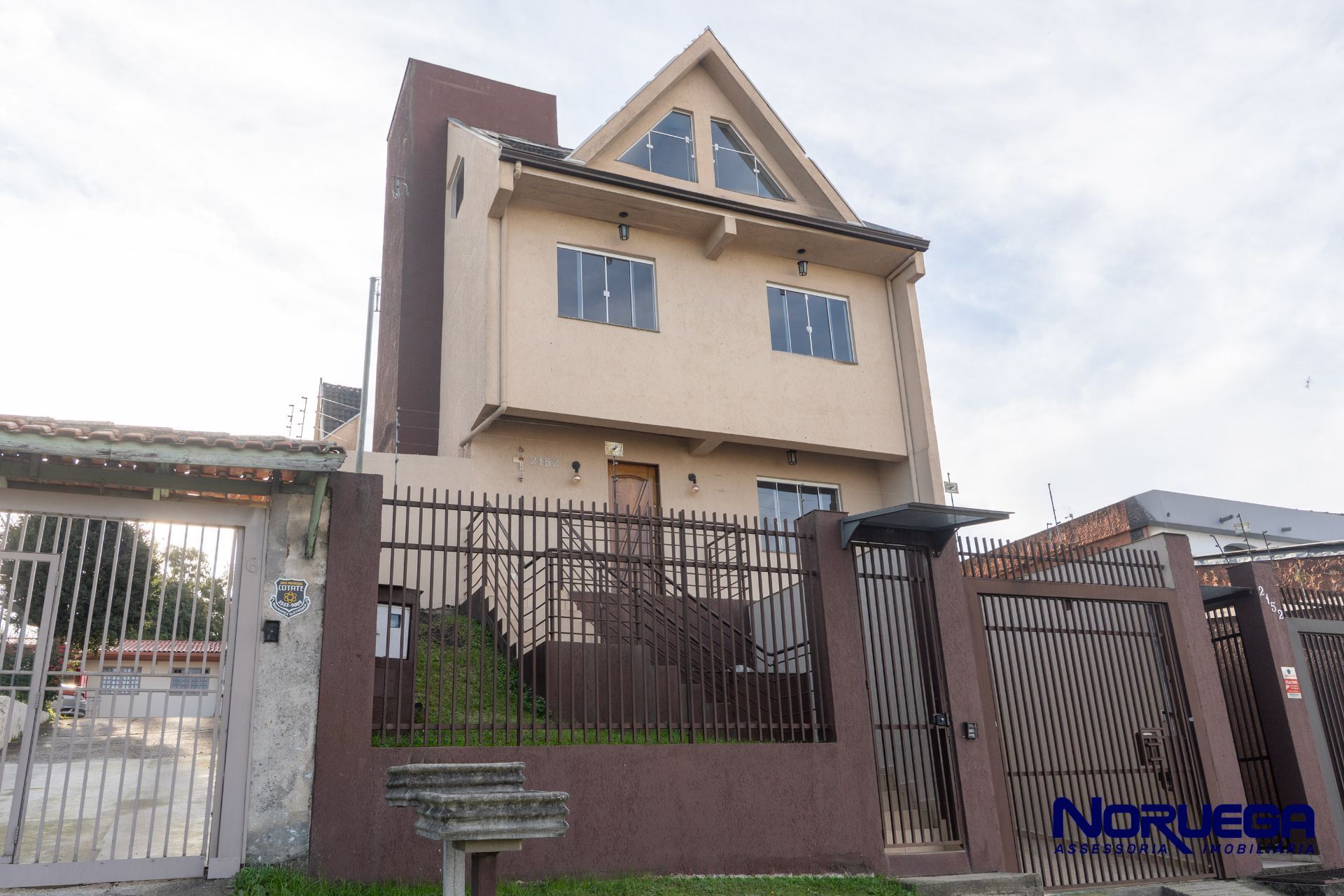 Sobrado Triplex para locação no Bairro Guaira